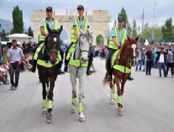 Kadın atlı polis görevde